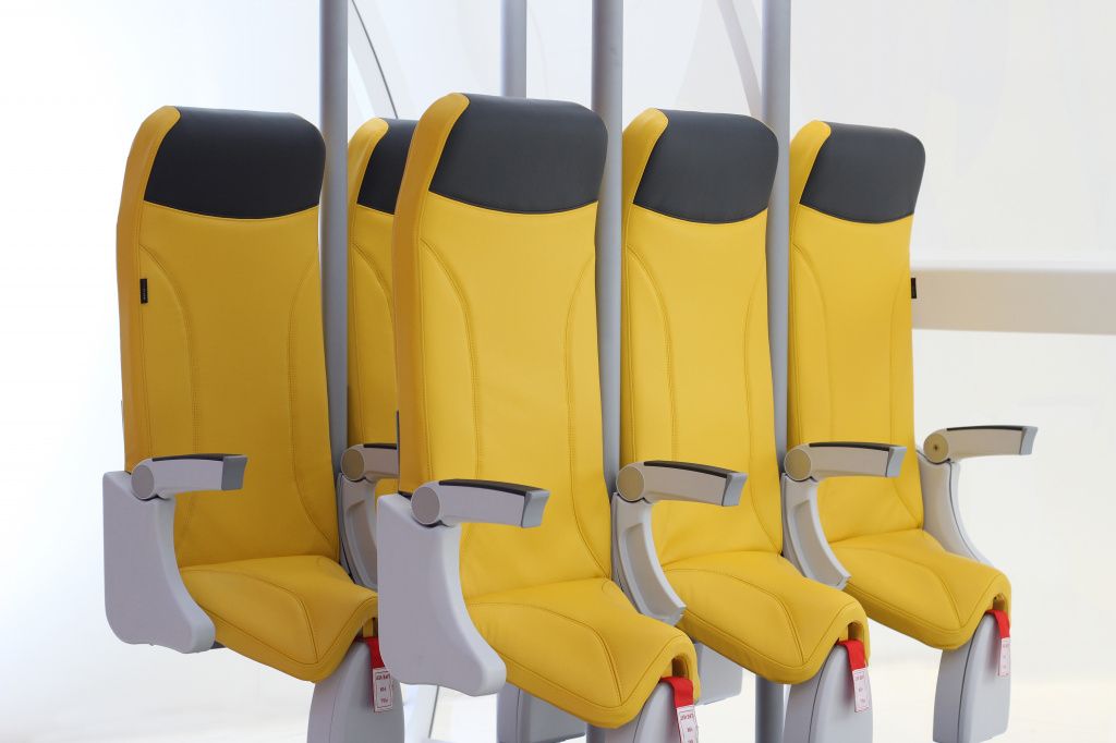стоячие кресла в самолете
