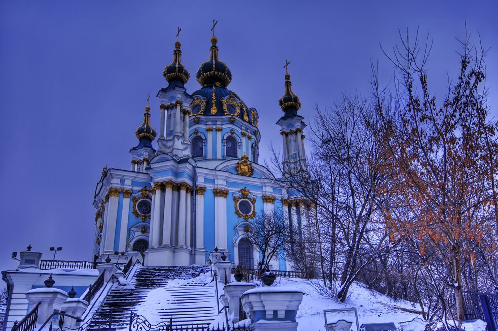 Современный-Киев.-Андреевская-церковь-зимой.jpg