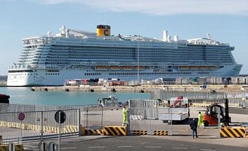 В Италии пассажиры не могут покинуть круизный лайнер из-за подозрений на коронавирус
