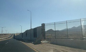 Шарм-эль-Шейх в Египте обнесли бетонной стеной