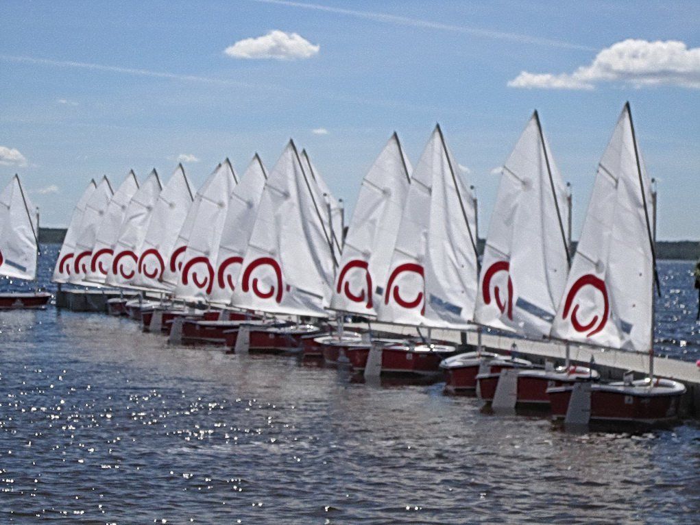 Белеет парус одинокий: в Браславе открыли парусную школу «Ветер дружбы»