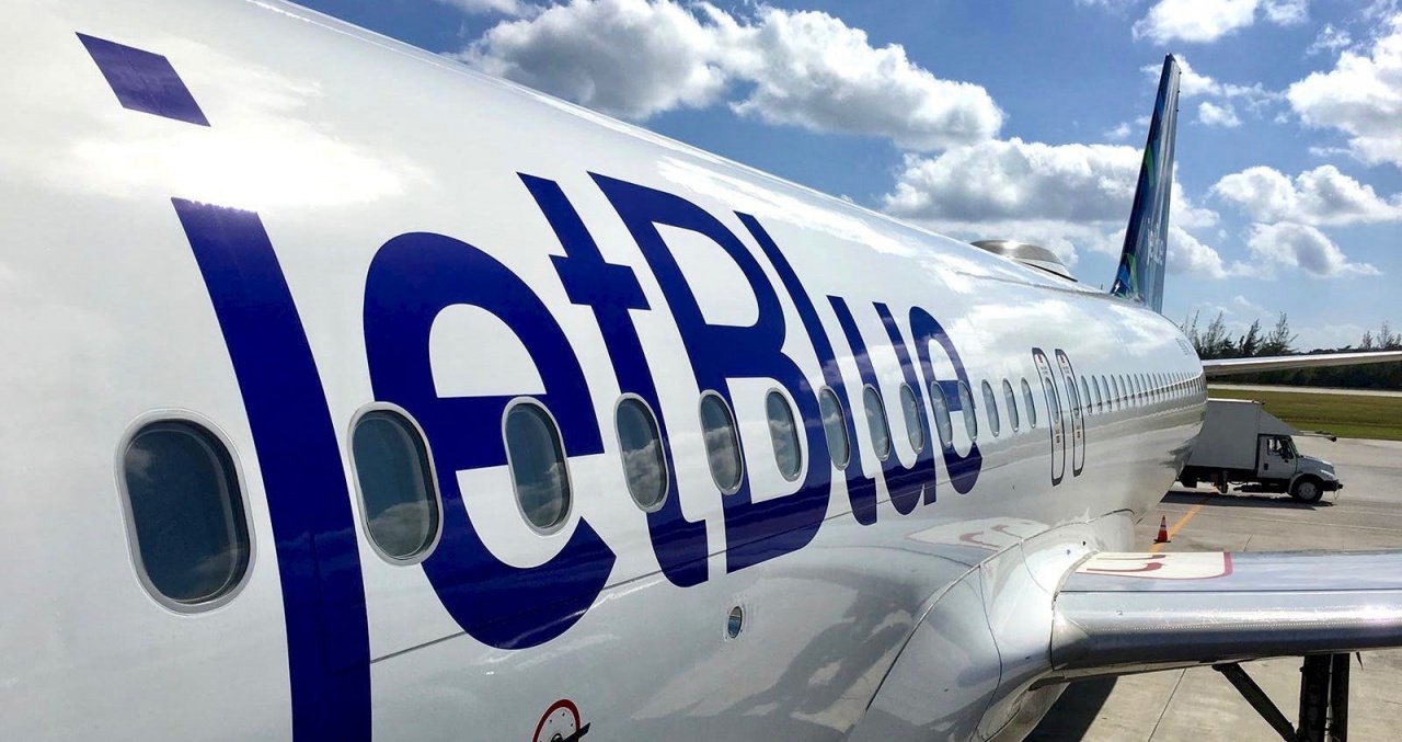 JetBlue дарит год бесплатных полётов тем, кто удалит все фото в Instagram