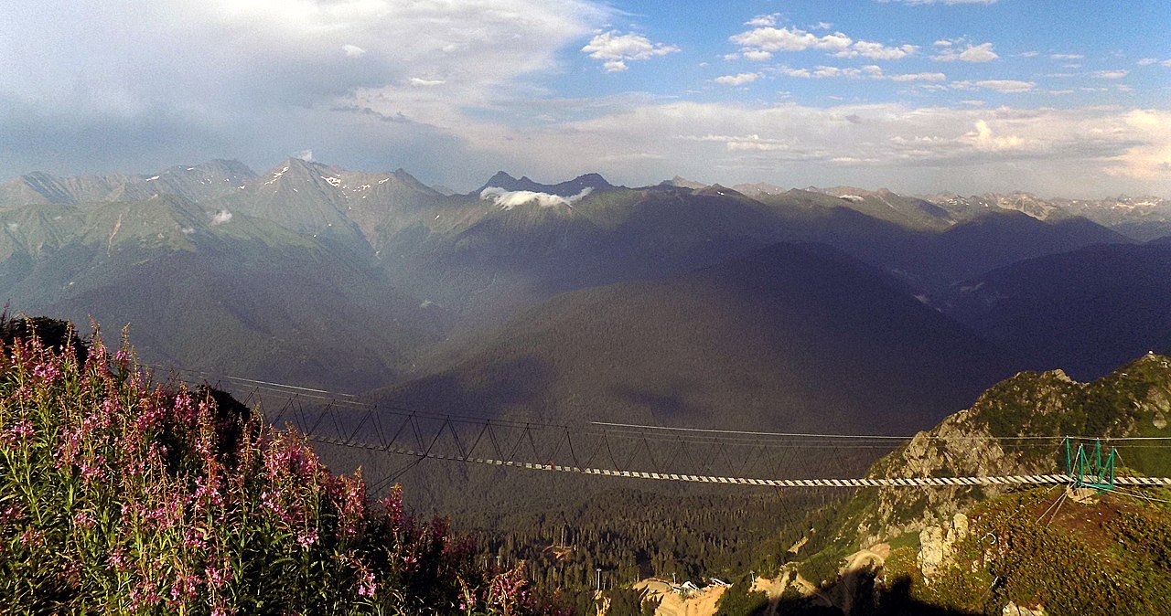 В Красной поляне в Сочи произошло ЧП. Эвакуировали 170 человек