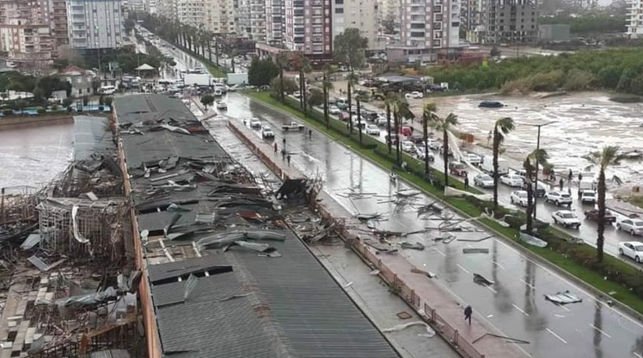 На Анталью обрушился мощный ураган, есть погибшие