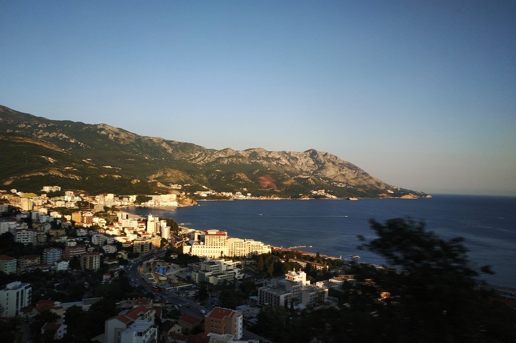 «Отдыхала в Будве с Биллом Гейтсом». Зачем лететь в Черногорию и сколько это стоит