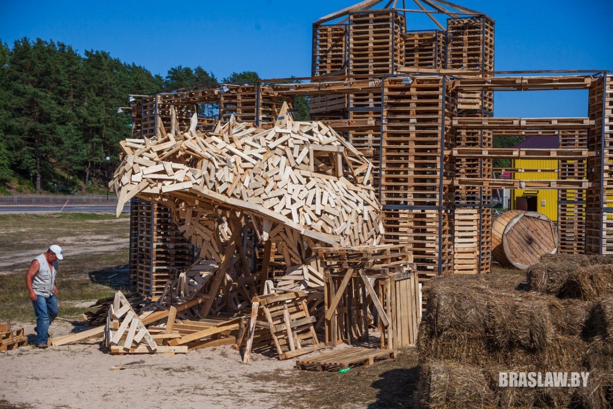В Браславе сооружают огромного «цмока» для Viva Braslav. Фотофакт