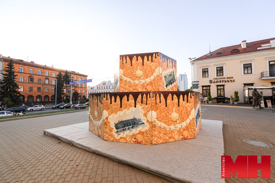 В Минске установили большой торт в центре города