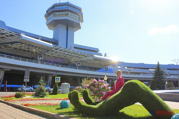 В аэропорту Минск поставили огромную ладонь для фотосессий