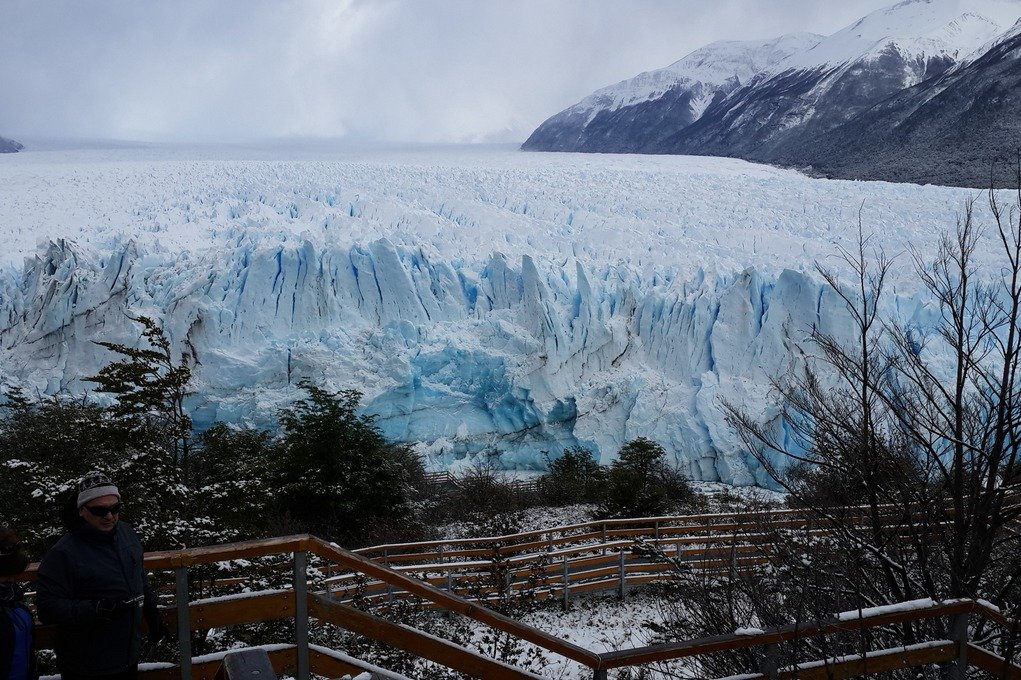 В Альпах в Швейцарии - снежная буря. Туристов эвакуируют