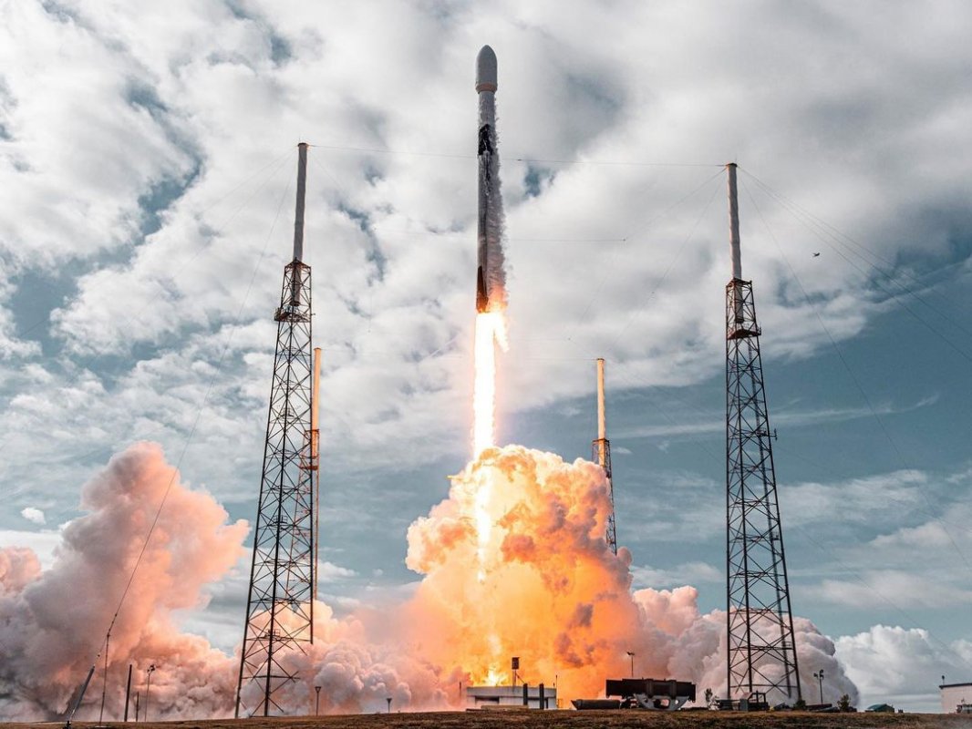 SpaceX планирует отправить на орбиту космических туристов до конца года