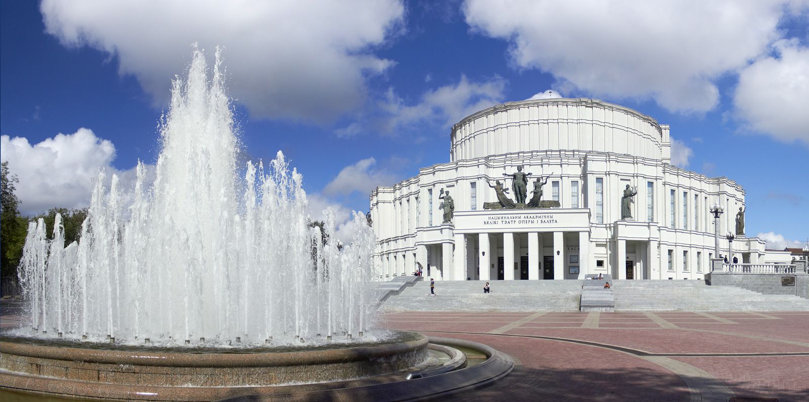 27 апреля у Большого театра откроется сезон фонтанов