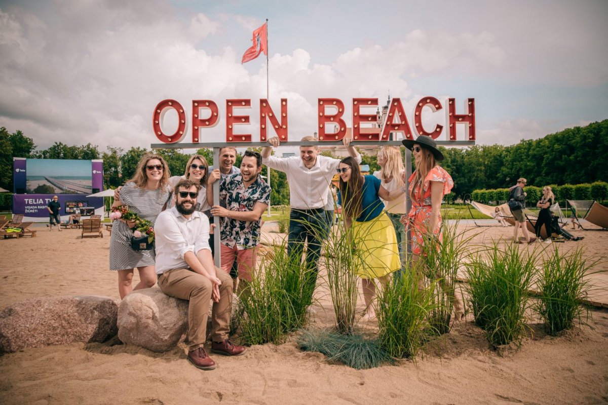 В центре Вильнюса открылся пляж. Как такое возможно?