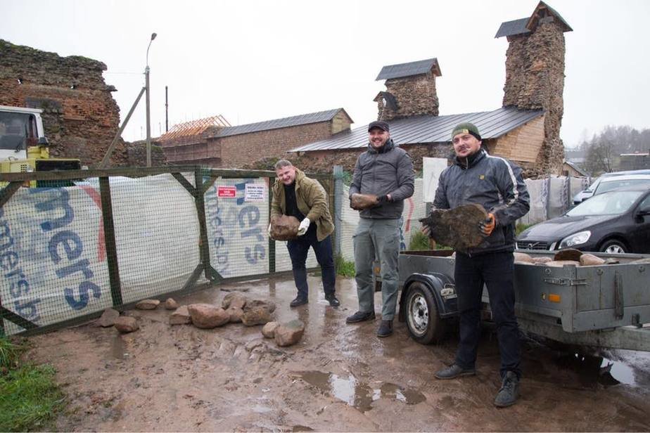 Белорусы собрали тонны камней для реставрации Кревского замка