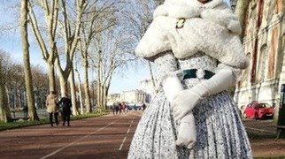Туристку в пышном платье не пустили в Версаль