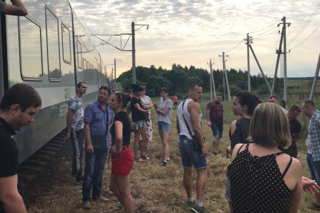 Поезд Гомель-Минск 4 часа простоял в поле после поломки