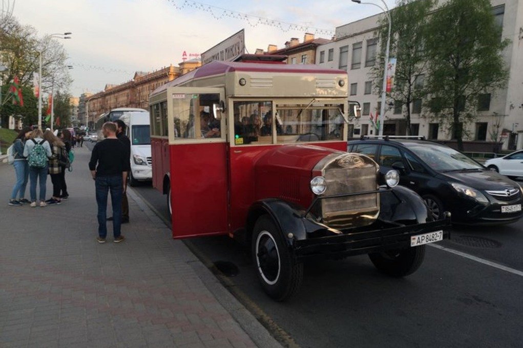 Минчанин сделал копию старинного автобуса и возит на нём туристов