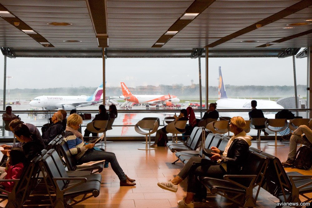 Еврокомиссия разъяснила права авиапассажиров при отмене рейсов из-за коронавируса