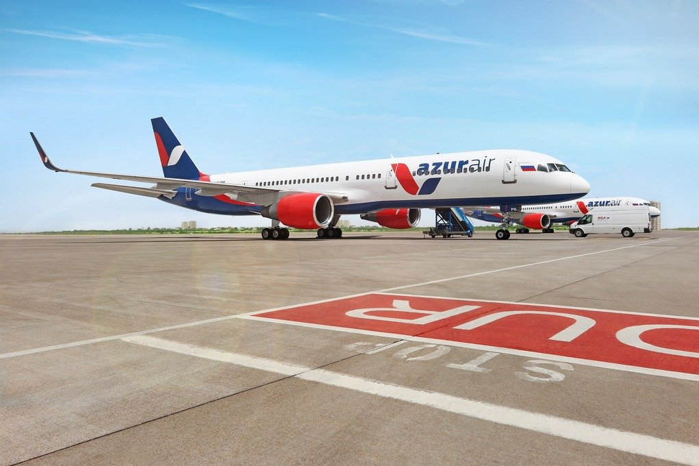 AZUR air отменяет питание на коротких рейсах