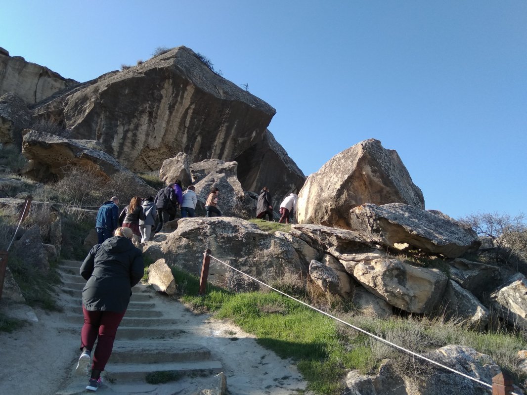 Отдых в Азербайджане. Тур по Апшеронскому полуострову и грязевые вулканы в Гобустане