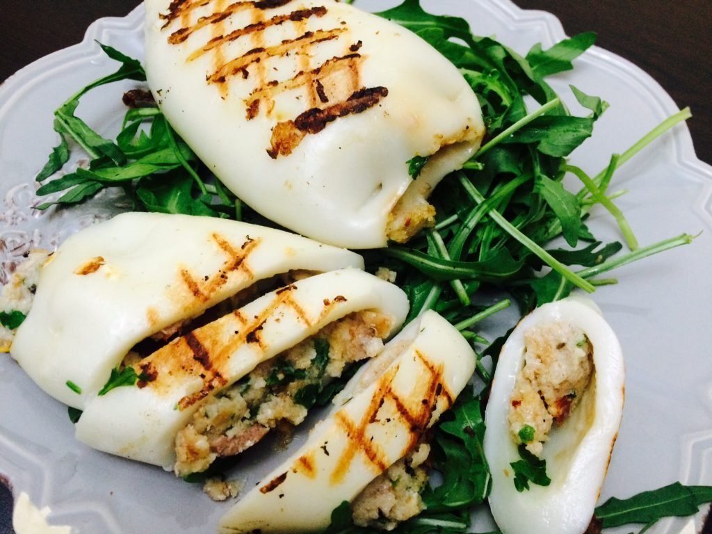 Туристы в Греции заплатили 836 евро за салат, кальмары и пиво