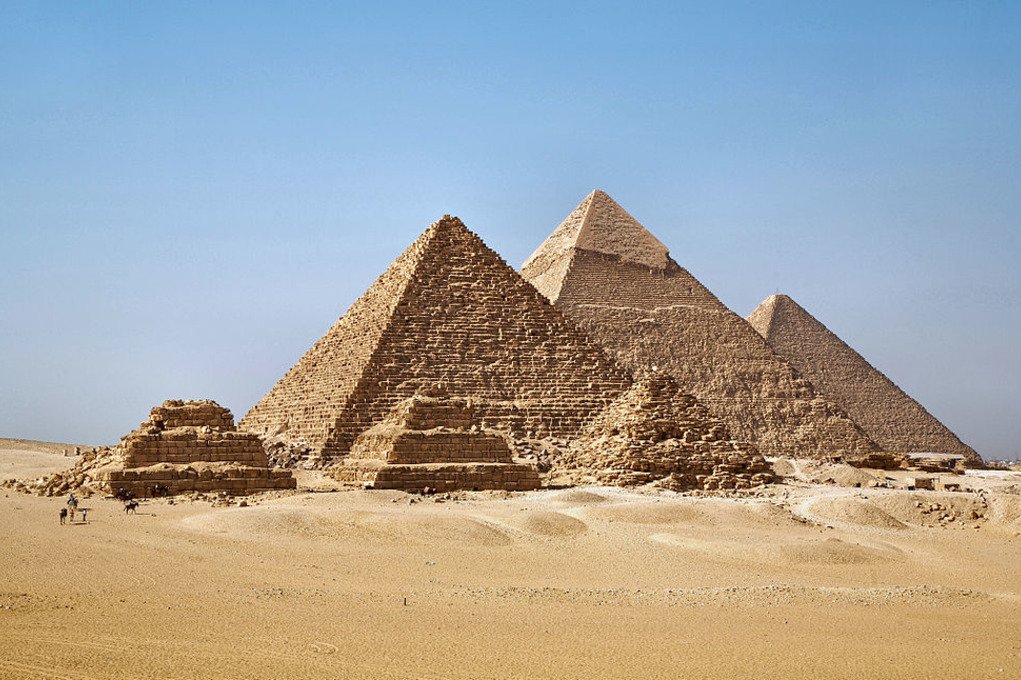 В Египте возле пирамид подорвали туристический автобус