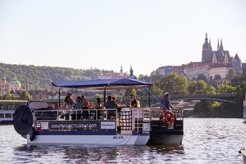 В Праге появился педальный пивной катер