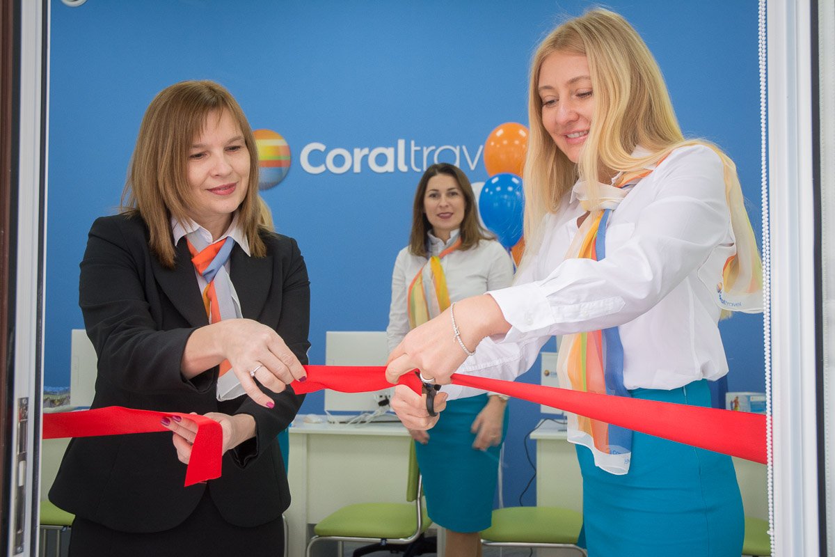 С тортом, подарками и шампанским: в Минске открылся 11-й офис Сети Турагентств Coral Travel