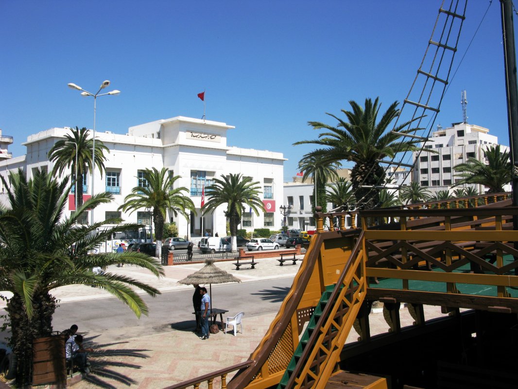 Власти Туниса освободили туристов от карантина