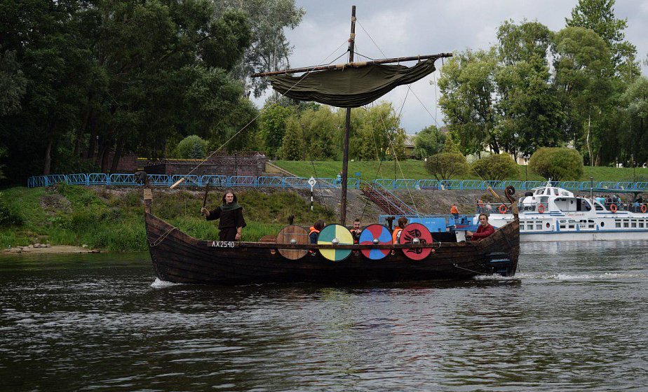 В Гродно по Неману запустили деревянную ладью викингов