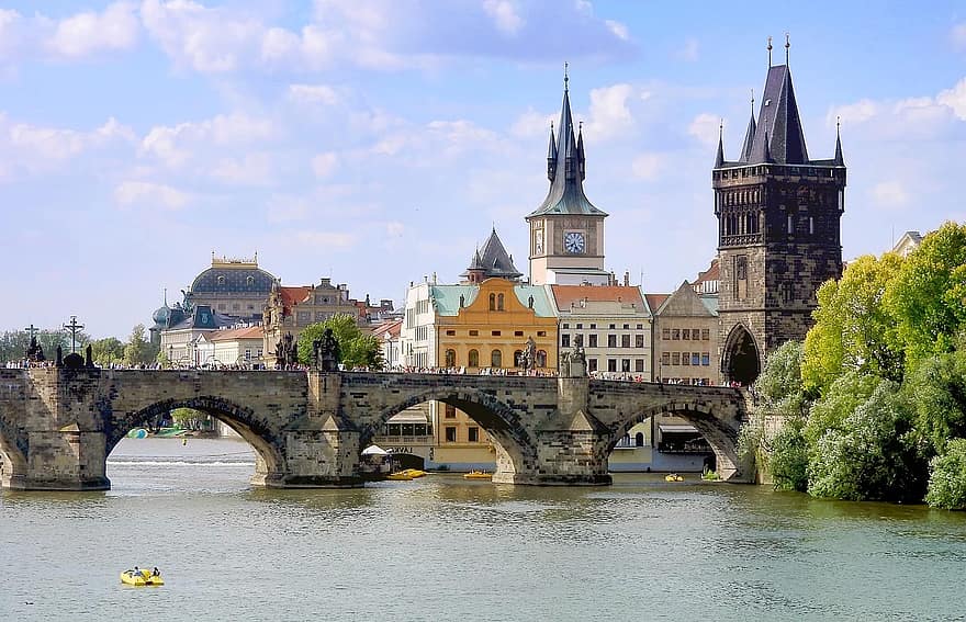 В Праге запретят пить спиртное на берегу Влтавы по ночам