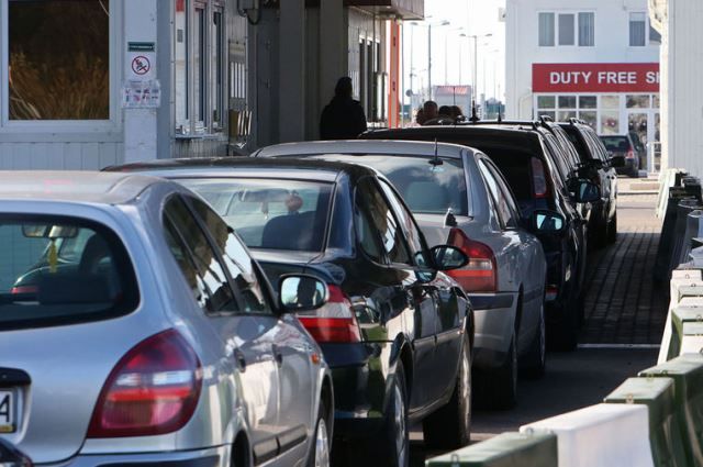 Более 140 легковых автомобилей ждут въезда в Польшу