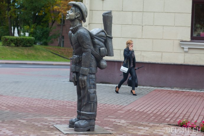 В Гродно снесли «ворованный» памятник туристу