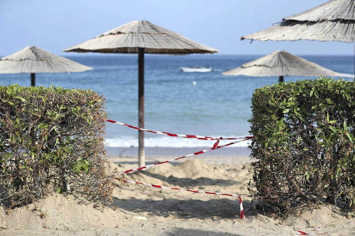 СМИ: в ОАЭ несколько отелей закрылись из-за разлива нефти (фото)