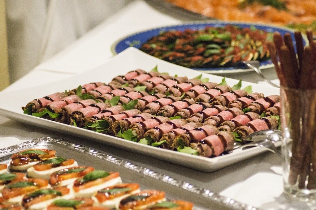 В Турции рассказали, какие продукты оказываются на «шведском столе» повторно