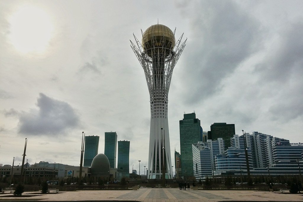 Иностранцев без справки о тесте на COVID-19 не пропустят в Казахстан