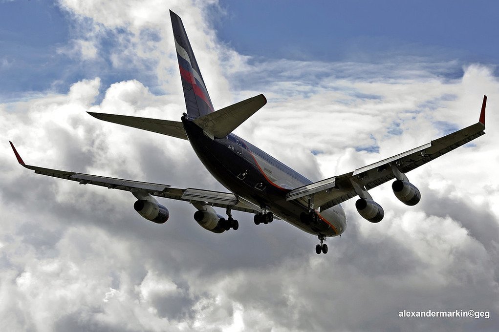 Самолёт «Аэрофлота» вернулся в Красноярск из-за открытия багажного отсека