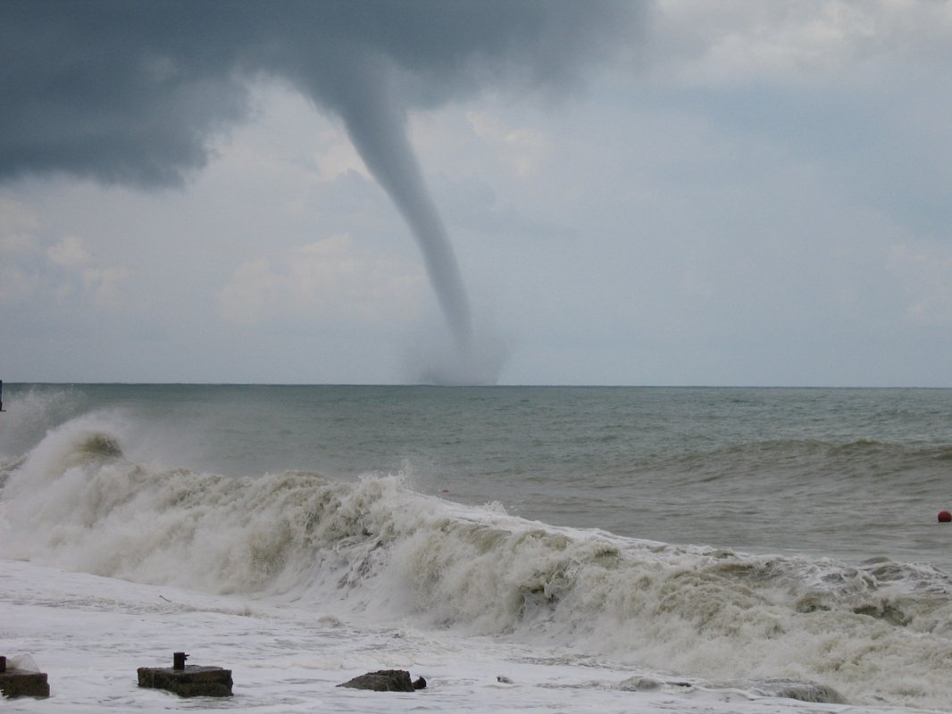 На Батуми обрушился ураган, затоплены отели