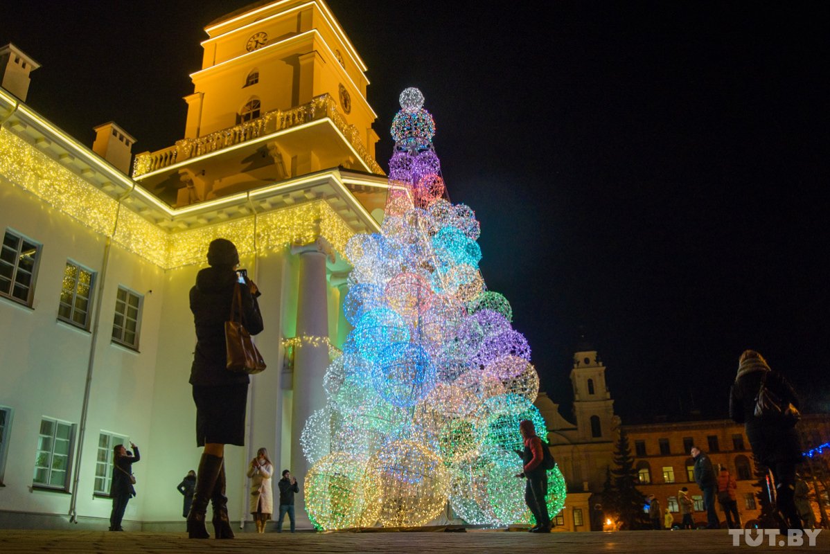 У ратуши в Минске поставили необычную елку