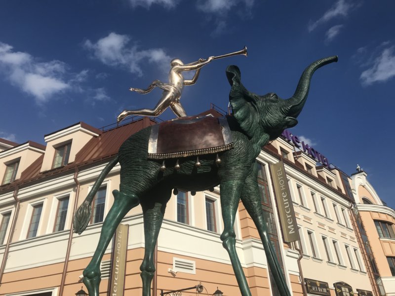 В Минске установили скульптуру слона Сальвадора Дали