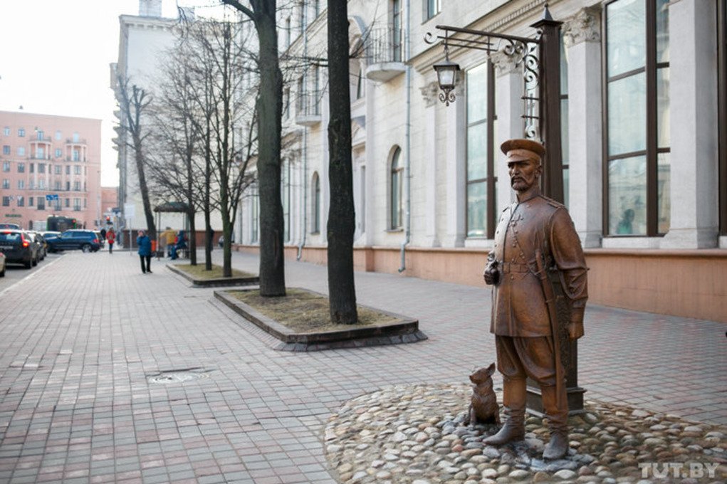 Российских туристов задержали в Минске из-за фото со скульптурой