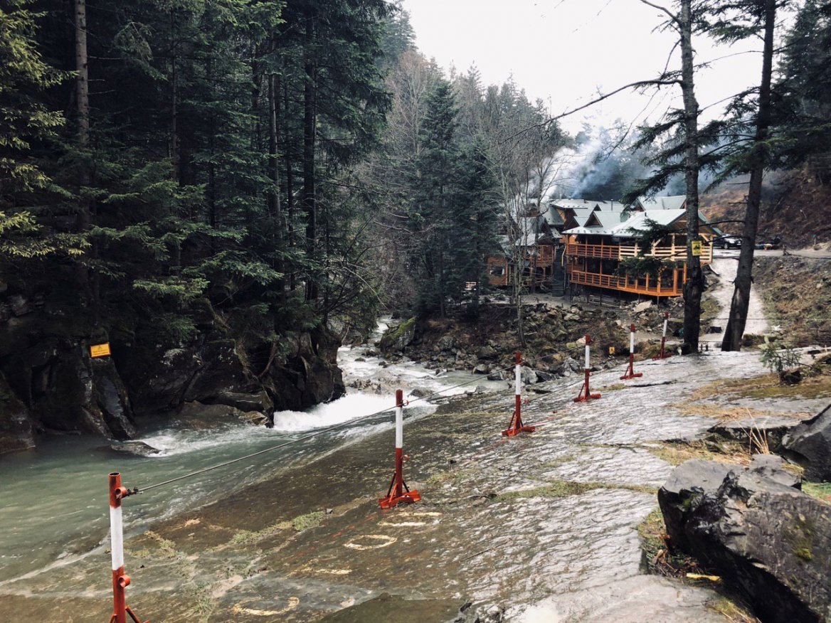 Корчма в Карпатах у водопада Каменка.jpg