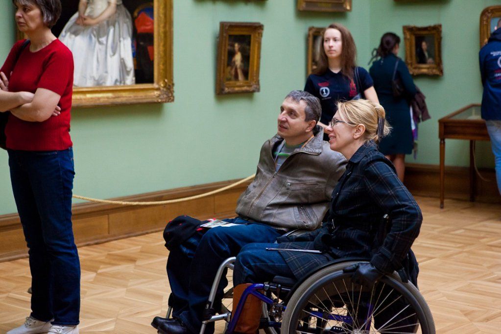 Сайты инвалидов спб. Третьяковская галерея для инвалидов колясочников. Музеи для людей с ограниченными возможностями. Экскурсии для людей с ограниченными возможностями. Инвалиды в музее.