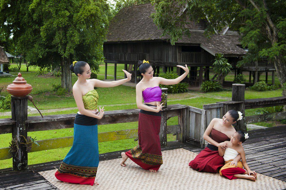 7.Chiang Mai_Teaching Thai Folk Dance_TAT3551CU.jpg