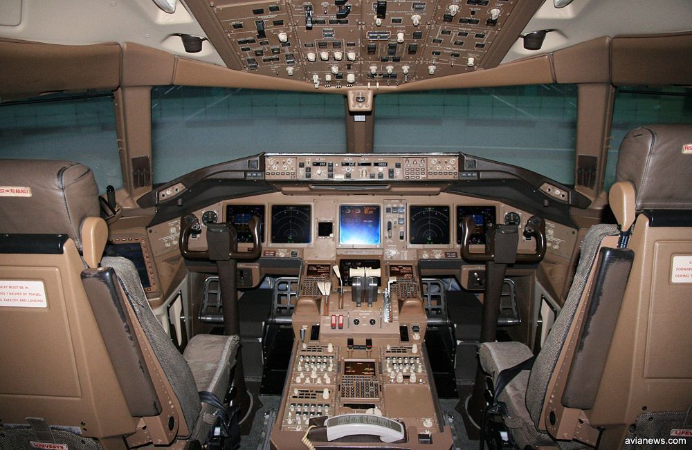 cockpit_sim_777.jpg