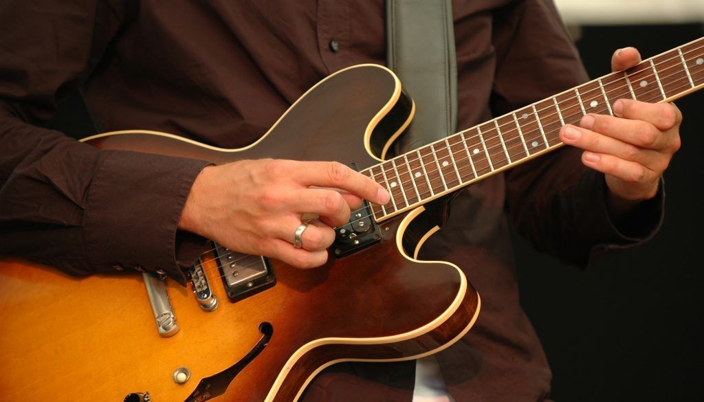 playing-guitar-live-1024x585.jpg