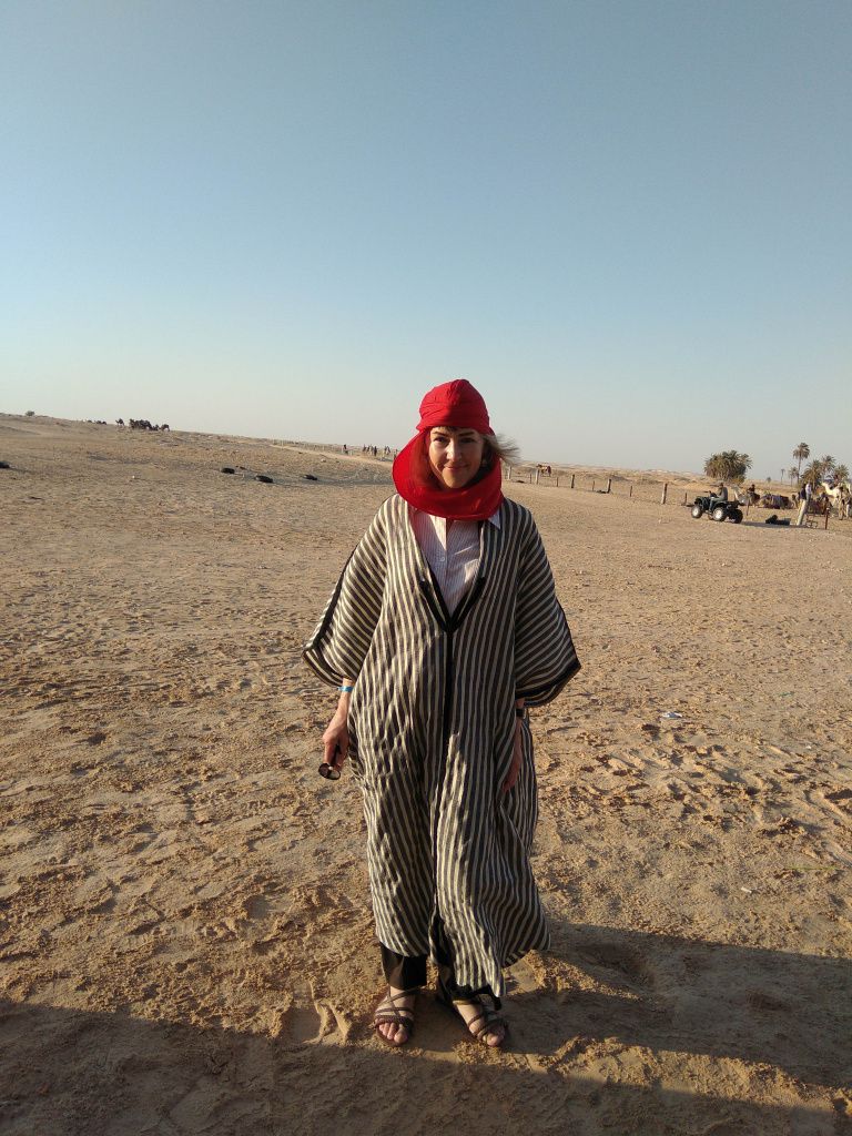 Автор перед поездкой на верблюдах