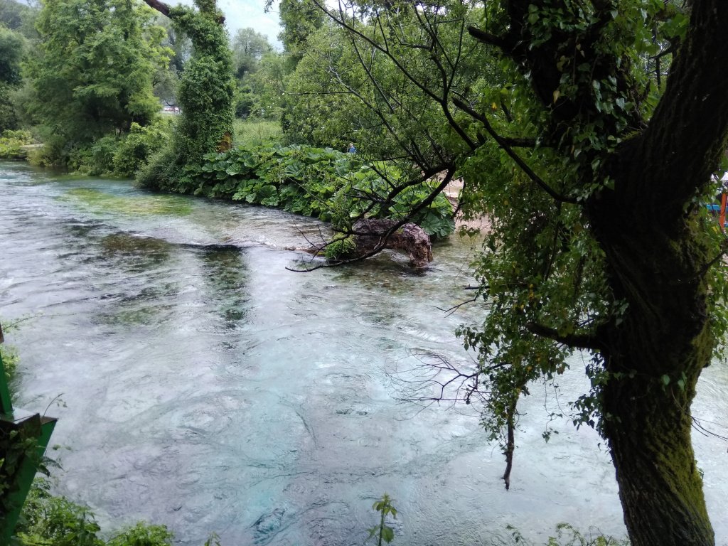 Голубой Глаз, Албания