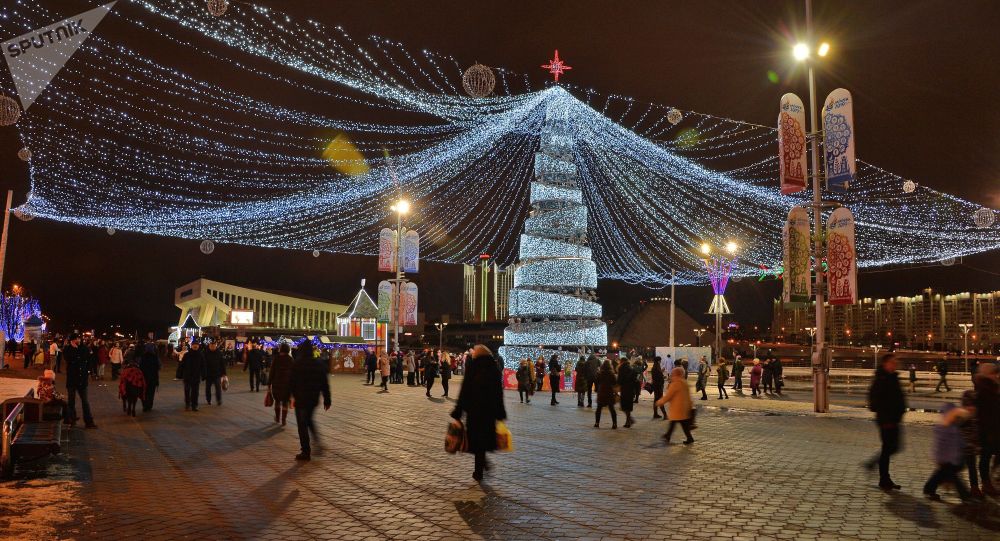 Площадь у Дворца спорта к Новому году в Минске