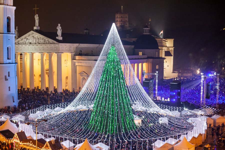 christmas-tree-illuminated-by-50000-lightbulbs-opens-festive-season-in-vilnius-vinegret-1.jpg