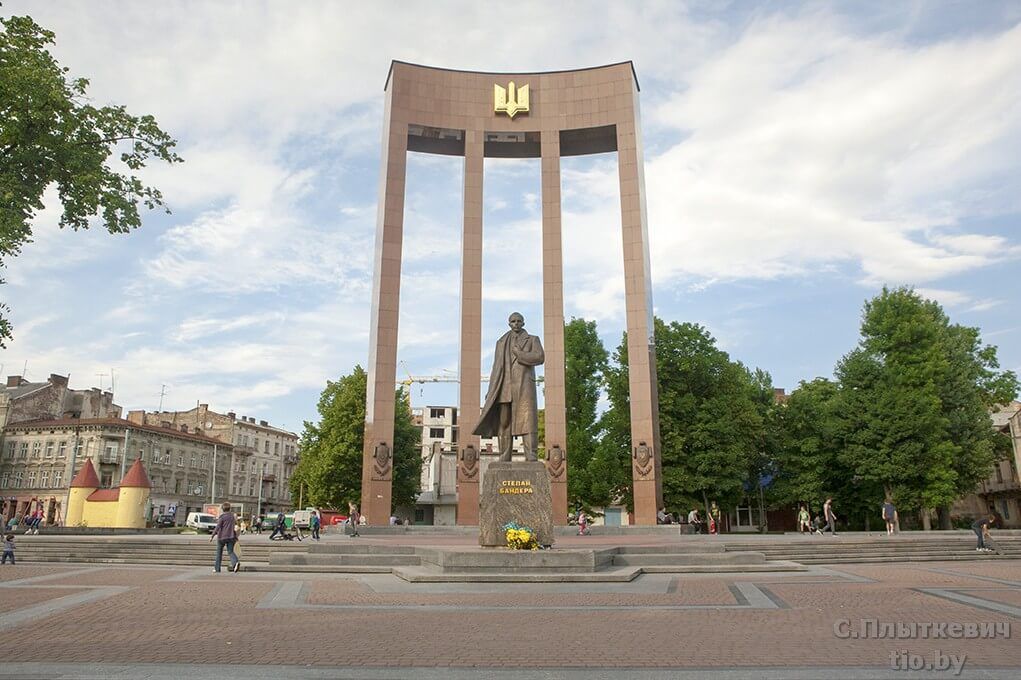 Памятник Степану Бандере 9722_1021x680.jpg